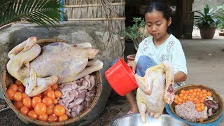 Smart girl Pich cook Chicken rice porridge with chicken ovary and invite great-grandma to taste