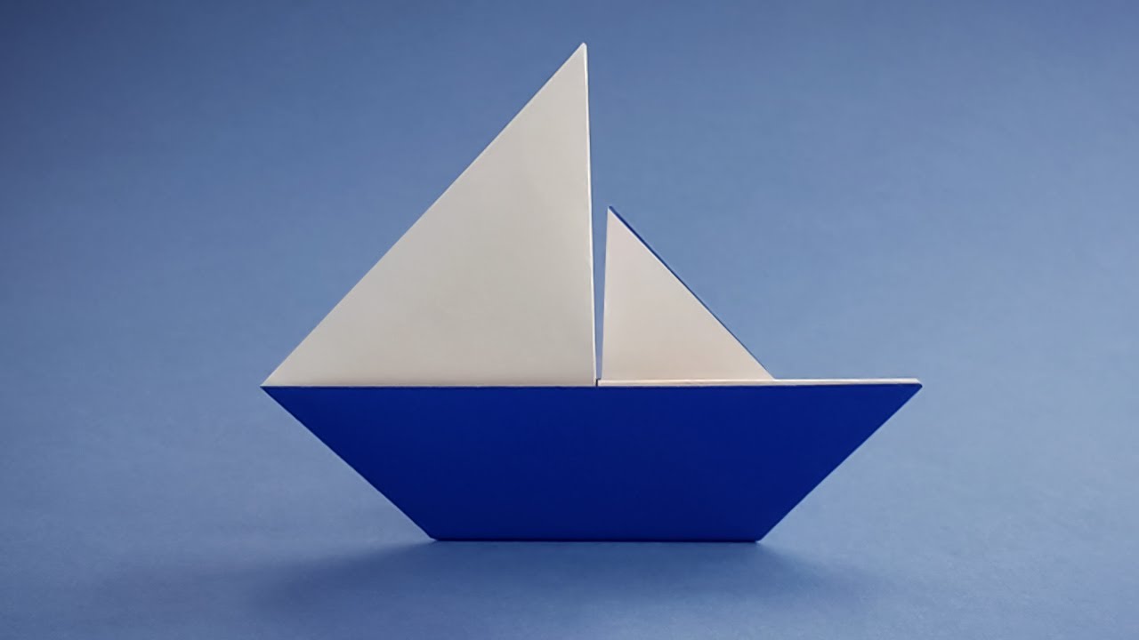 Бумажный пароход. Оригами двухпарусный кораблик. Оригами кораблик с двумя парусами. Оригами кораблик парусник. Кораблик парусник из бумаги.