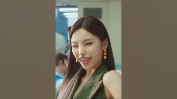 ITZY SNEAKERS but they sing a bit early (👇full song on channel)