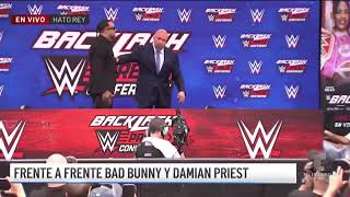 Bad Bunny es empujado por luchador Damian Priest 😲🤣 - WWE