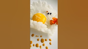 Yema de huevo de pato sobre crocante nube de arroz. Duck egg yolk on a crispy rice cloud #duck