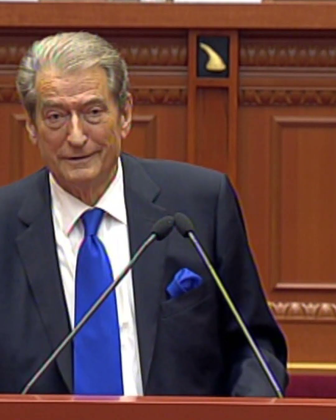 SHBA i ka hequr vizën, Berisha premtim shqiptarëve se do u heq vizat me SHBA. E besoni? - Fiks Fare