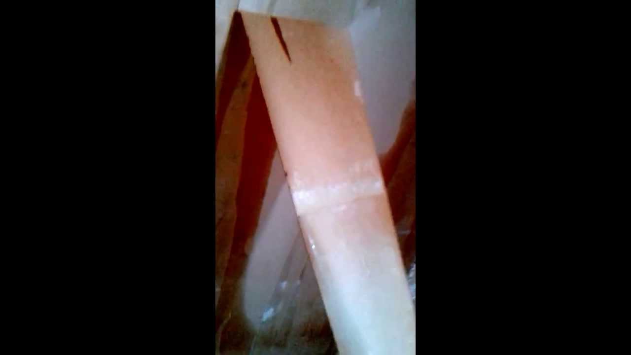 décolage de papier peint dans une sous pente de chambre ...