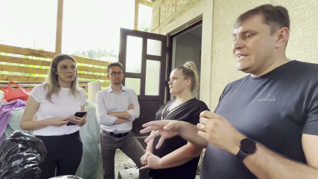 Neamț. Un ministru fără soluții, salvat de telefon 2 YouTube player