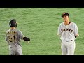坂本勇人、牽制球が直撃して若干お怒りモードの中野を慰めるように声をかける2023.8.27