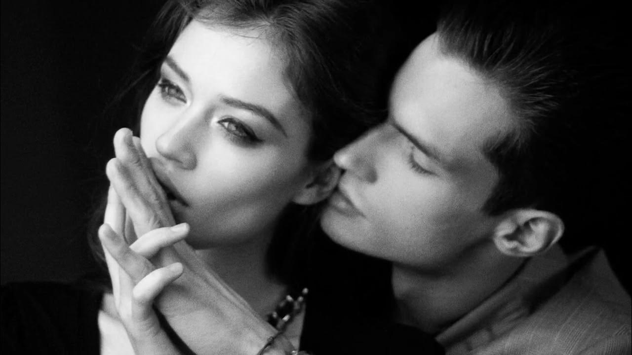 О любви шептала она. О любви шептала она. Девушка шепчет на ухо парню. О любви шептала она. Раствориться в нежности любви.