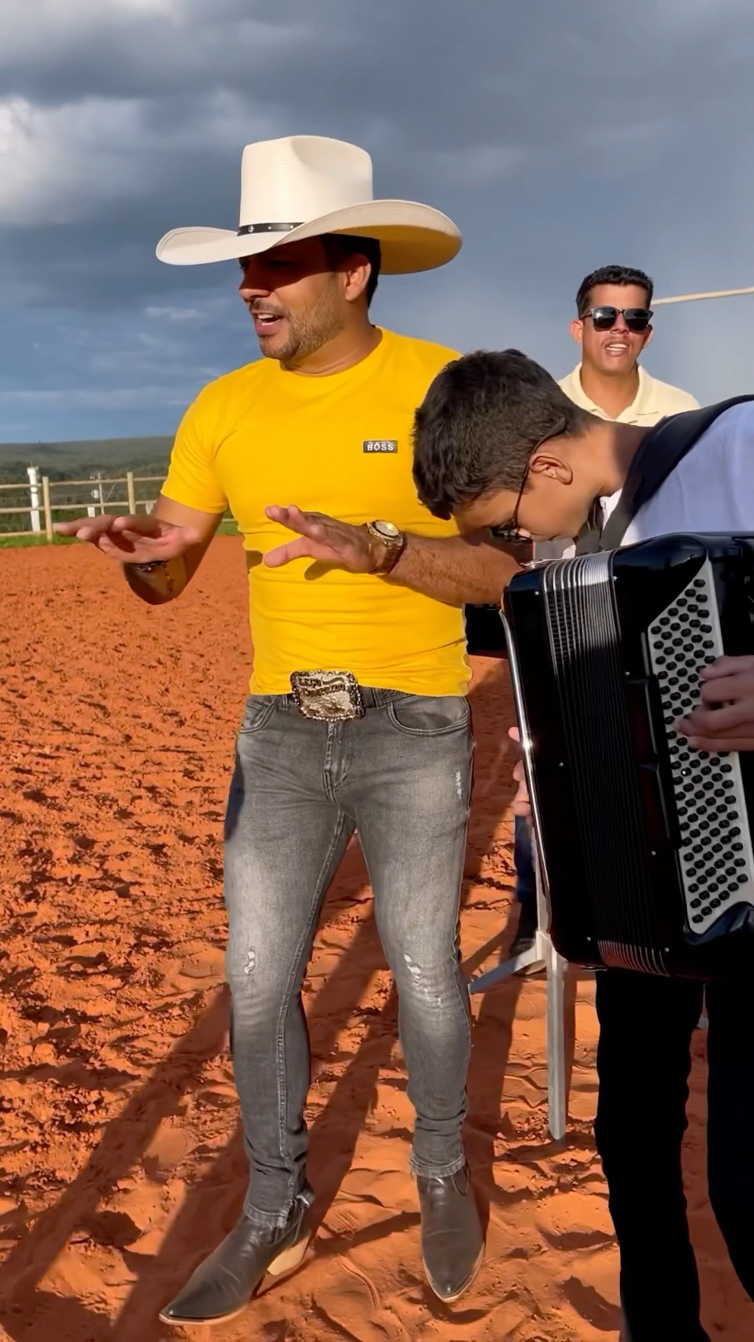 Música forró do meu Goiás vem estourando em todo canto do Brasil com o cantor das comitiva #boanoit