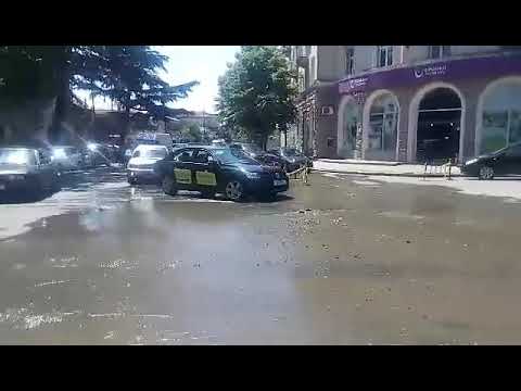 ქუთაისში, დუმბაძის ქუჩაზე წყლის მილი დაზიანდა