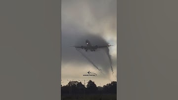 Perfect demonstration of wake vortices! #shorts #landing #aircraft #video