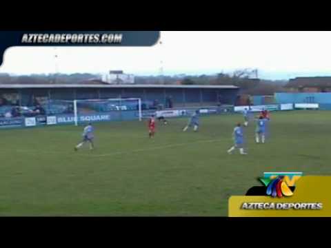 El polaco Pitor Skiba, portero del Farsley Celtic de la Conferencia Norte de Inglaterra, tiene en sus manos el balÃ³n y justo cuando iba a despejar con la mano, anotÃ³ un autogol. Alejandro Villalvazo, conductor de Hechos AM, lo compara con el inolvidable Miguel "El Gato" MarÃ­n, portero de Cruz Azul en los aÃ±os setenta, quien tambiÃ©n se dio toda la vuelta con el balÃ³n y metiÃ³ el balÃ³n en su porterÃ­a.