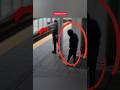 Un homme a tenté de pousser un passager inconnu sous un train qui entrain en gare🤯😱 !!