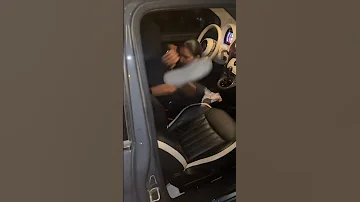 فتحت باب السيارة تفكره اخوها هههههه 