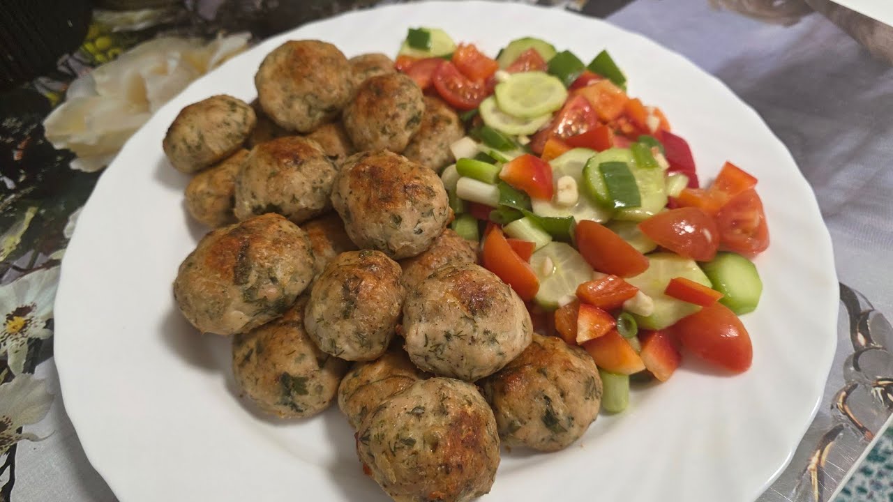 Chifteluțe de pui de la bunica, simple și gustoase, cu salată de crudități