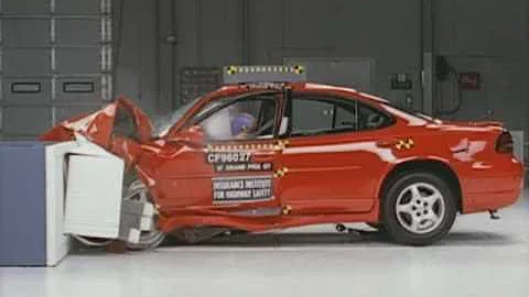 1997 Pontiac Grand Prix moderate overlap IIHS crash test