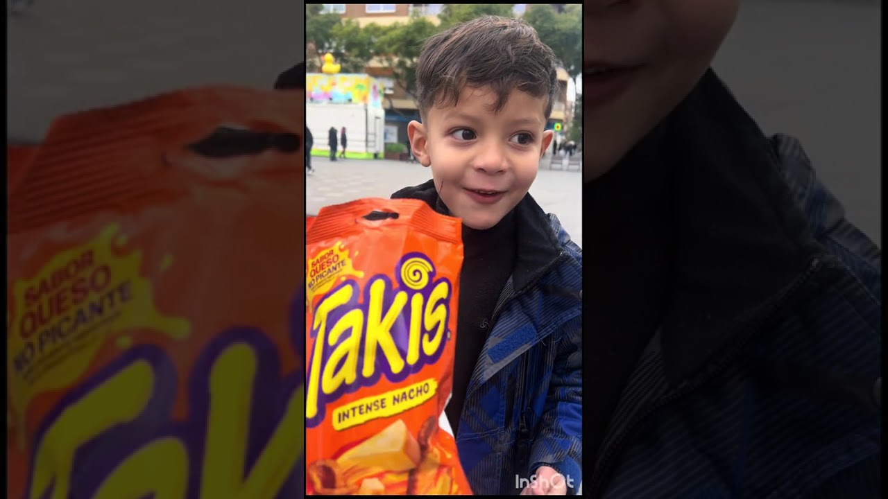 Julianprota comiendo  papita y dulces picantes en el parque 