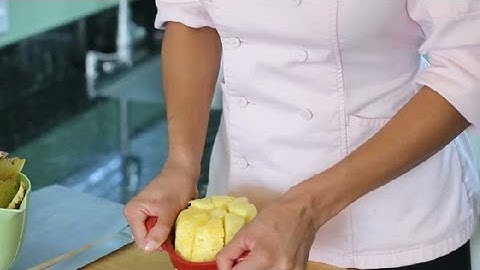 How to Use a Pineapple Corer : Helpful Kitchen Tips