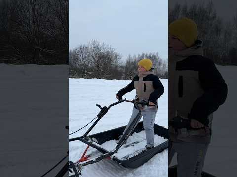 Ребенок управляет мотособакой Motax 600