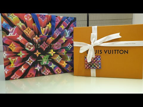 Louis Vuitton undoing the ribbon! #vuitton 