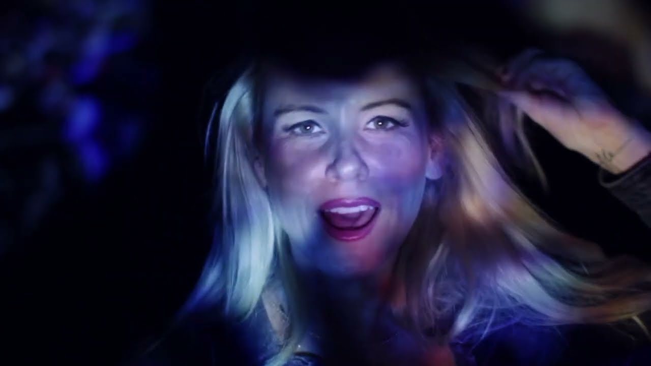 在 YouTube 上观看 Laura Evans - State Of Mind ( Official Music Video)