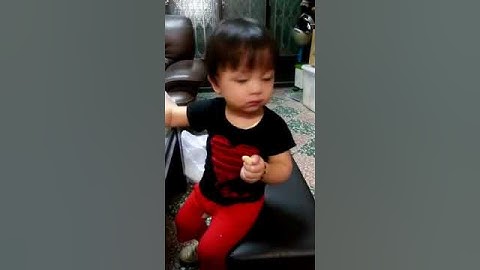 新竹李嘉恩 中秋節就是烤肉(烤香腸)，不然要做什麼，我來剝蒜頭給爸爸。