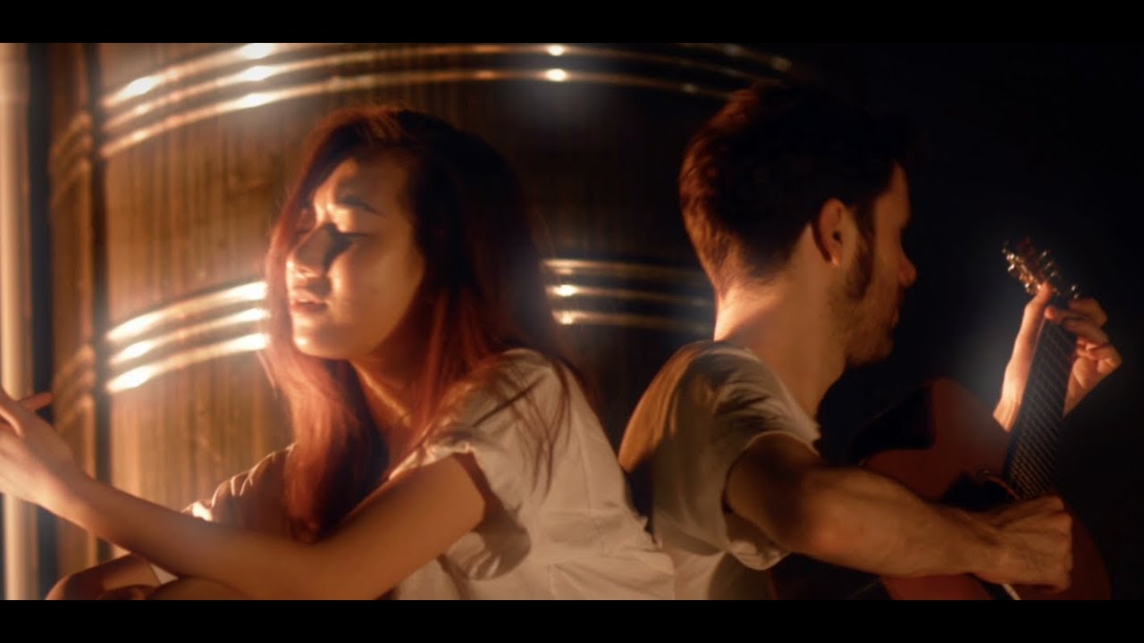 在 YouTube 上觀看「夜晚 (Acoustic) - Julia Wu 吳卓源｜Official Music Video」