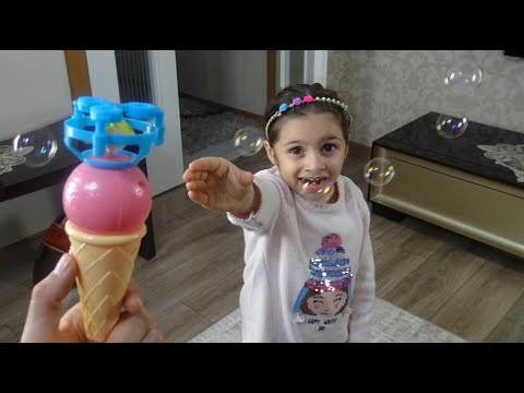 Lina Annesi İle  Baloncu Dondurmayı Kapışıyor Paylaşamadılar | Funny Kids Video