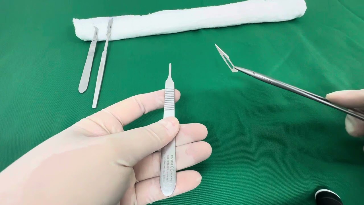 Desmontaje de hoja de bisturí en mango de bisturí