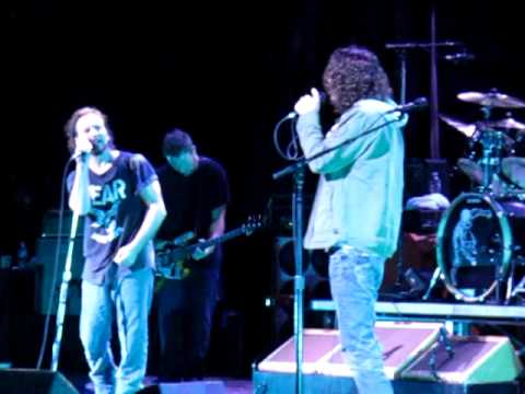 Pearl Jam  with Chris Cornell Hungerstrike - with intro from Ed -  LA3 - Temple of the dog reunion