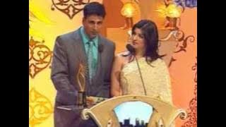 IIFA 2006 - Akshay & Tina presents the trophy ....