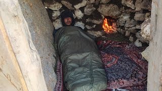 Winter camping building shelter/bushcraft dugout shelter wite fireplace/asmr