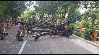 Detik Detik Proklamasi 17 Agustus di Grahadi dengan dentuman Howitzer 1 Marinir Surabaya 2016