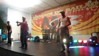 Meninos de Bailão Boneco Doido