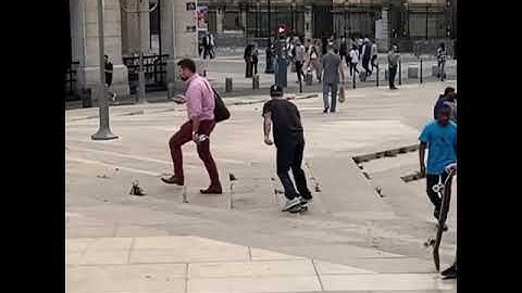 Aurélien Giraud skating on the street in front of the public in Hôtel de Ville - Louis Pradel #02 🛹🔥