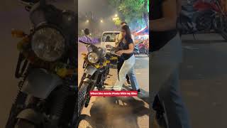 Meko koi photo nhi nikalni huh #himalayan #bike #bikelover #kajalpaigwar #comedy #contentcreator screenshot 3