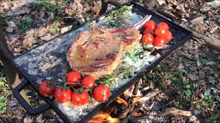 Готовим стейк Томагавк на природе в лесу Cooking Tomahawk steak outdoors in the woods