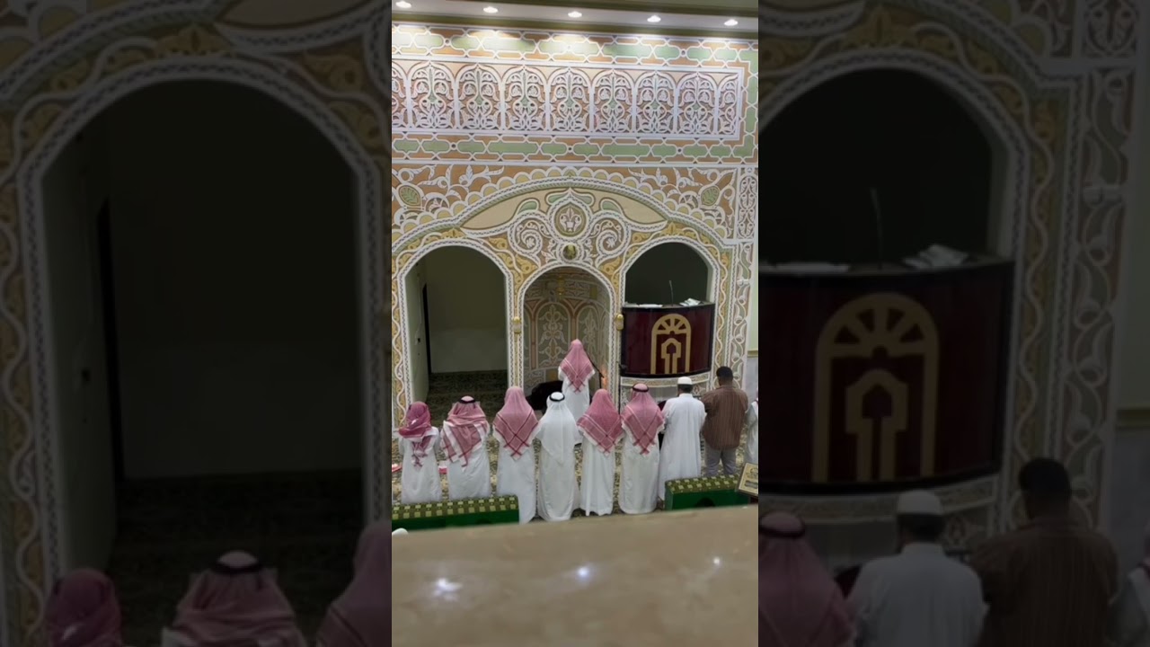 إمام المسجد النبوي د. أحمد  الحذيفي يتقدم المصلين بجامع قرية المروة بمحافظة العرضيات في صلاة العشاء.