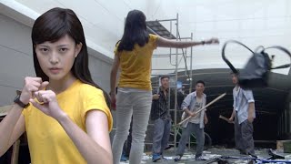 Kung Fu Movie:Thugs intercept a female student,unaware she's a fighting master who can defeat them.
