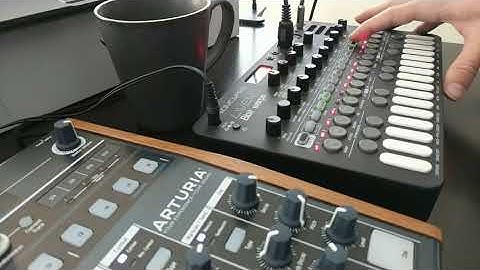 Sonicware LIVEN 8bit warps Trap(ish) Beat Experiment...