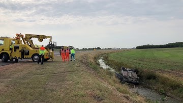 Auto belandt op kop in sloot A7 Joure