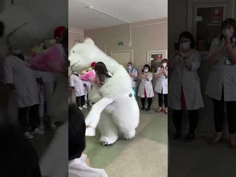 Белый медведь на приеме у врачей в Гомеле #гомель #поздравление #белыймедведь #деньрождение