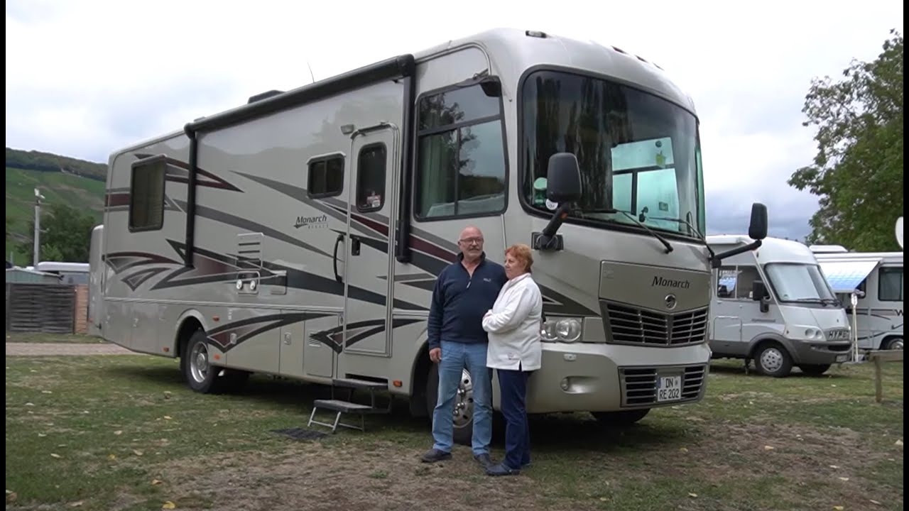 8qm Wohnmobil: Rudi und Edith im US Monarch Monaco: unvorstellbarer Platz durch Riesen - Slideout. 8qm Wohnmobil: Rudi und Edith im US Monarch Monaco: unvorstellbarer Platz durch Riesen - Slideout.
