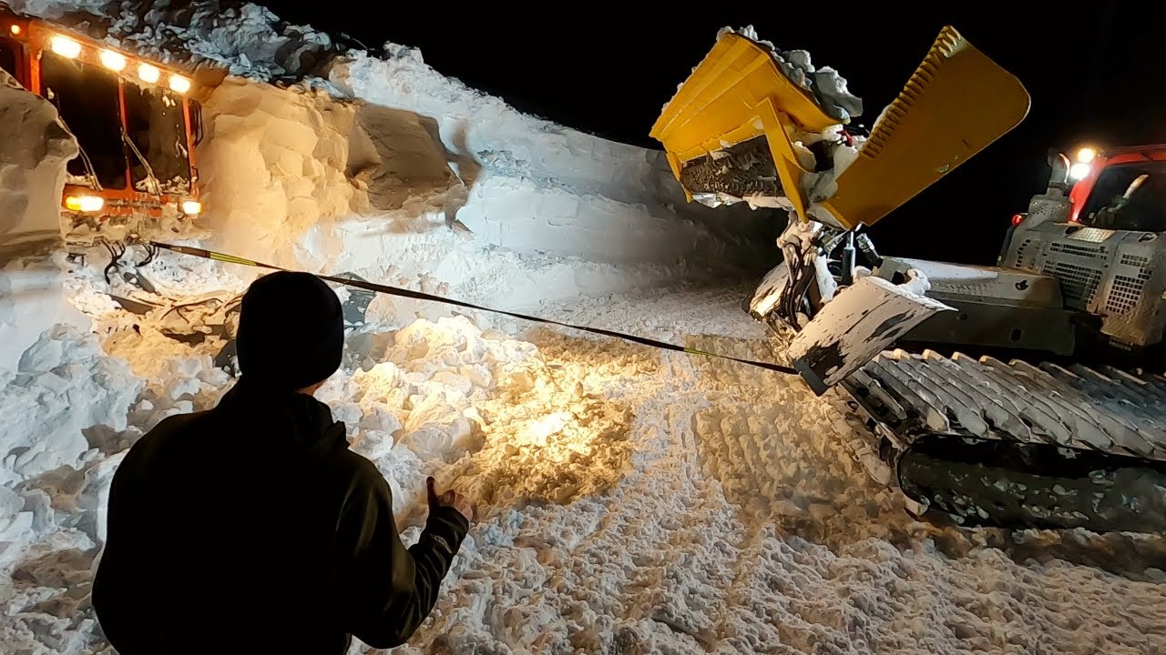 Спасение снегохода Tucker! Зарыт на глубине 12 футов. PistenBully 400 спешит на помощь.