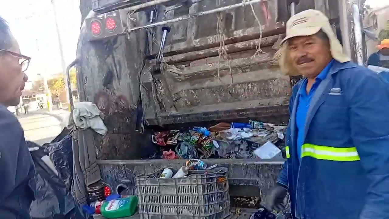 Llegó el camion de basura 03 aplastó de basura ahora si 