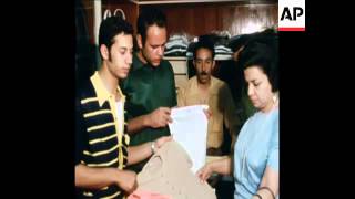 SYND 29-4-72 EGYPTIANS RUSH TO BUY CONSUMER GOODS IN FEAR OF FURTHER GOVERNMENT AUSTERITY RESTRICTIO
