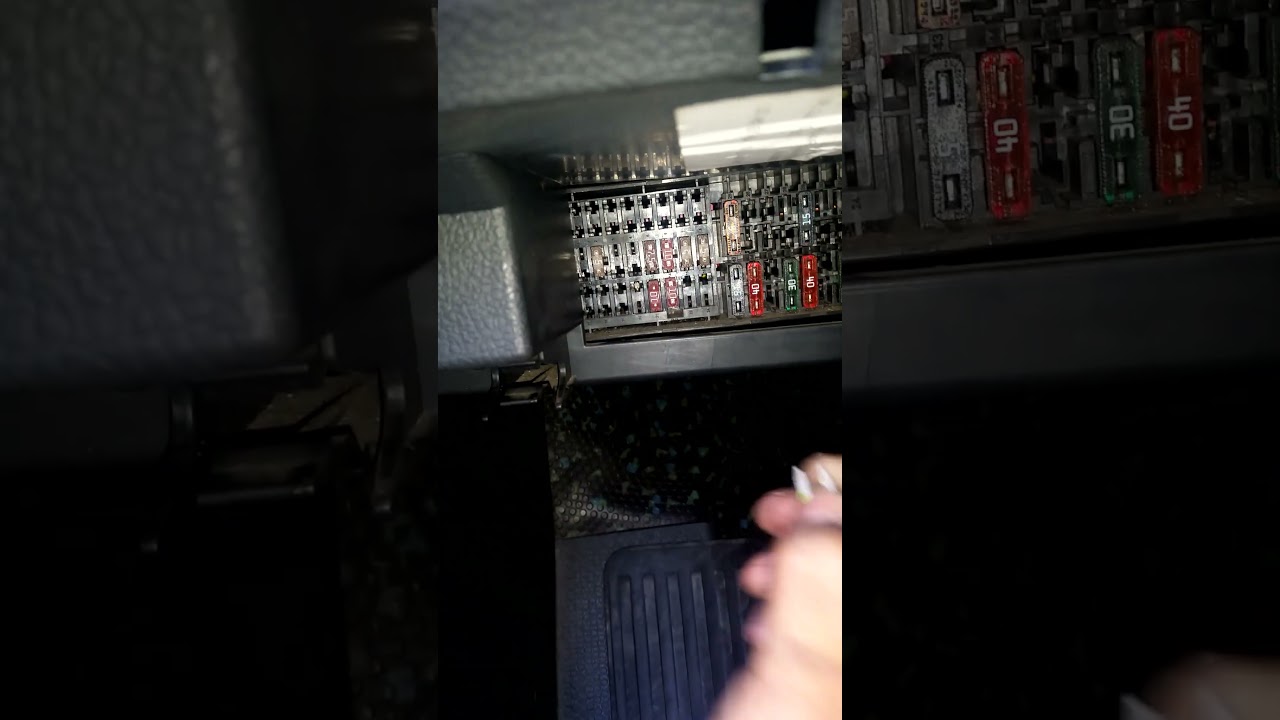 How to replace the fuse of the cigarette lighter socket of the 2020 Volkswagen  Caddy (With video)