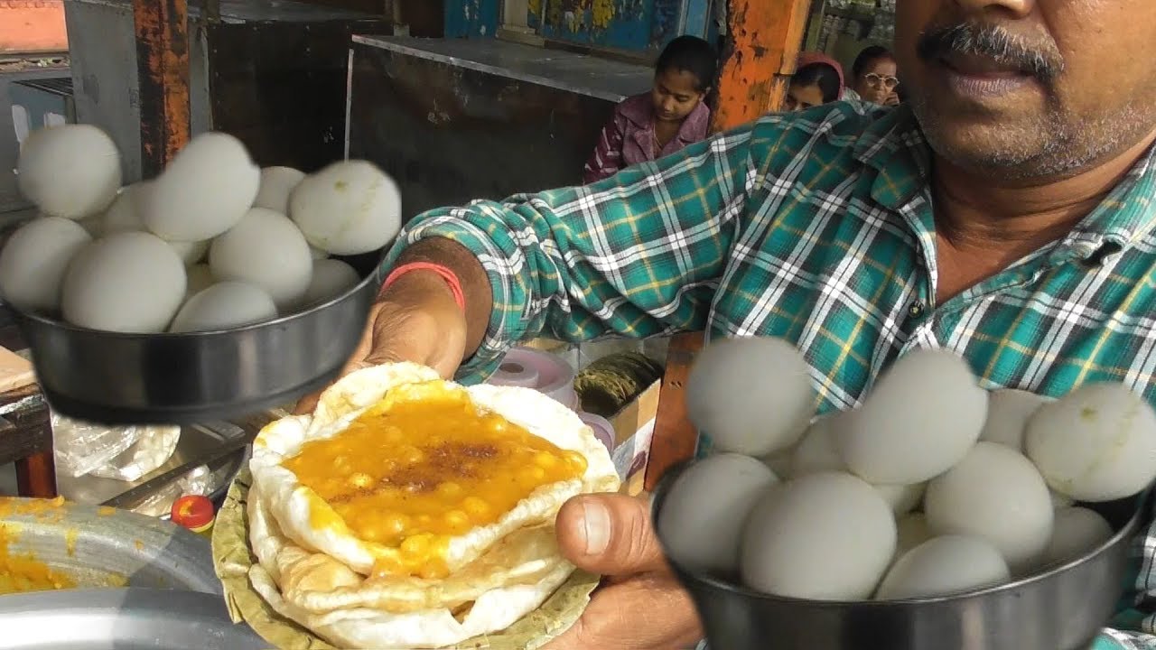 The Most Busy Vendor in Indian Railway Station Ranaghat - 3 Puri with Curry @ 10 rs Only | Indian Food Loves You