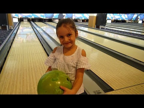 Lina'nın İlk Bowling Denemesi Çok Sevdi | Eğlenceli Çocuk Videosu