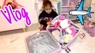 Amira prépare sa valise pour partir en vacances￼