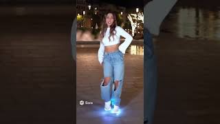 Chica bailando y cantando en zapatillas led