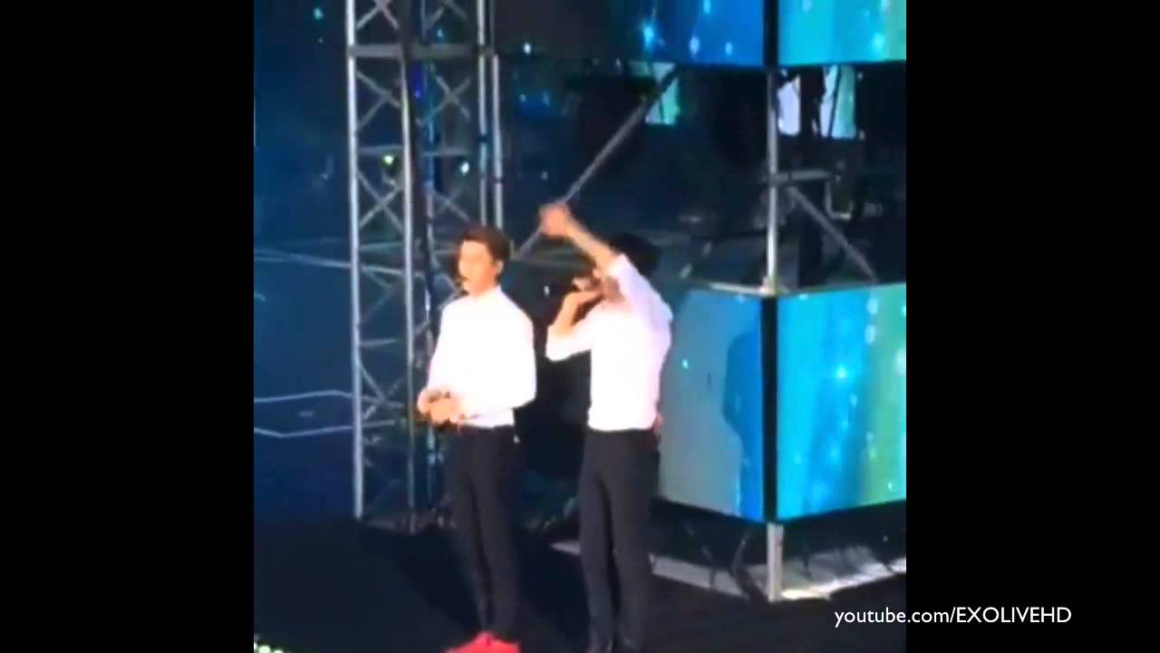 [Fancam] 140817 EXO Tao & Sehun Cute Moments at Samsung GALAXY Music Festival in Nanjing